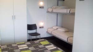 Posteľ alebo postele v izbe v ubytovaní Albergue/Auberge ULIA Youth Hostel