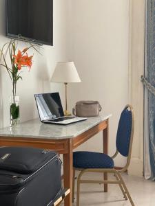 biurko z laptopem na górze w obiekcie Astoria Hotel w BuenosAires