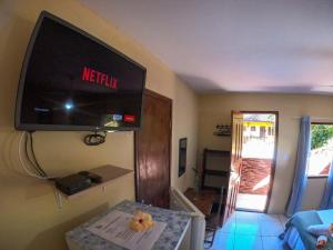 Una televisión o centro de entretenimiento en Itacaré Inn