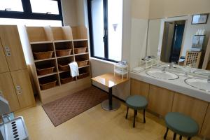 Postel nebo postele na pokoji v ubytování 御堂筋ホテル 天然温泉ぼてぢゅう難波温泉 美肌の湯 Midosuji Hotel NaturalHot Spring