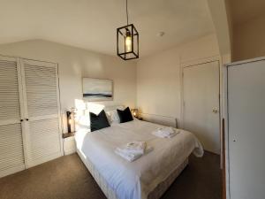 Кровать или кровати в номере Sea view Penthouse flat 6 with fast WiFi and Free PARKING