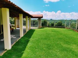 ブエノ・ブランダンにあるRecanto dos Cafezaisの屋根付きの広い芝生の庭