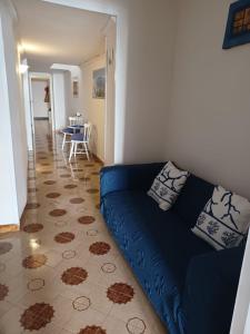 - un canapé bleu dans le salon avec une table dans l'établissement Il Ponte, à Naples