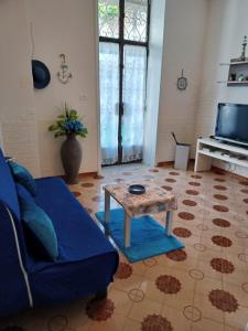 - un salon avec un canapé bleu et une table dans l'établissement Il Ponte, à Naples
