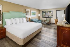 1 dormitorio con 1 cama grande y sala de estar en Coco Key Hotel & Water Park Resort, en Orlando