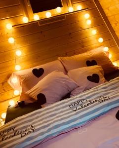 ein Bett mit einem glücklichen Valentinstag darauf geschrieben in der Unterkunft Holiday home Green Kiss in Vinkovci