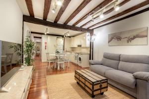een woonkamer met een bank en een tafel bij Precioso apartamento con Entrada autónoma en el Casco Viejo in Bilbao