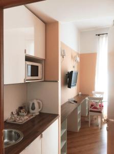 Kuchyň nebo kuchyňský kout v ubytování Luna Rossa Roma Guest House