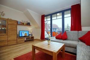 TV a/nebo společenská místnost v ubytování Feriendorf Papillon Wohnung 06-7