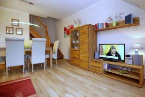 TV a/nebo společenská místnost v ubytování Feriendorf Papillon Wohnung 06-7