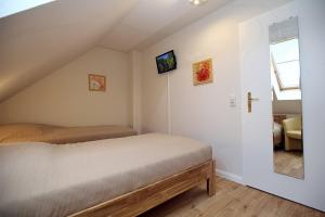 Postel nebo postele na pokoji v ubytování Feriendorf Papillon Wohnung 06-7