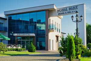 a building with a sign for the royal park hotel and spa at Royal Park Hotel & Spa in Mielno