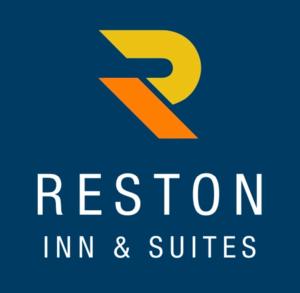 un letrero con la letra k y el texto devuelto posada y suites en Reston Inn & Suites, en Spencer