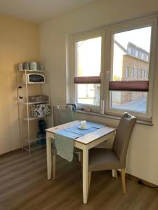 einen Tisch mit einem Stuhl und einem Fenster in einem Zimmer in der Unterkunft Ferienwohnung Weins in Treis-Karden