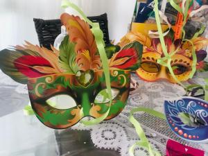 Un par de máscaras sentadas sobre una mesa. en Yate Residencial, en Salvador