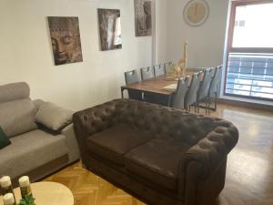 uma sala de estar com um sofá e uma mesa em Dúplex CENTRICO LA RANITA SALMANTINA em Salamanca
