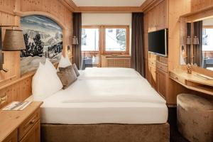 1 dormitorio con 2 camas en una habitación en Suites Hotel Garden, en Selva di Val Gardena