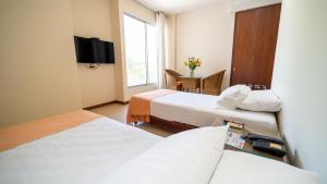 Μια τηλεόραση ή/και κέντρο ψυχαγωγίας στο Hotel Santorini Resort