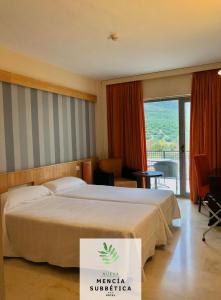 Łóżko lub łóżka w pokoju w obiekcie Hotel Mencia Subbética