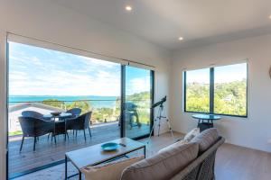 Кът за сядане в Luna Cottage. Stunning ocean views on Waiheke