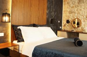 Postel nebo postele na pokoji v ubytování HVAR RIVA ROOMS 2