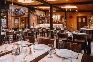 アウグストゥフにあるVilla Skomandaのテーブルと椅子のあるレストラン、バー