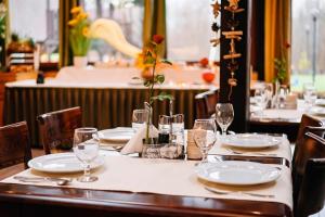 Reštaurácia alebo iné gastronomické zariadenie v ubytovaní Villa Skomanda