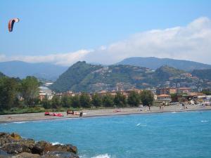 plaża z grupą ludzi puszczających latawce w obiekcie Appartamento Colletta w mieście Ventimiglia