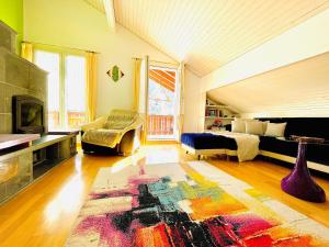 sala de estar amplia con cama y chimenea en The Swiss Paradise 1 Penthouse apartment en Wirzweli