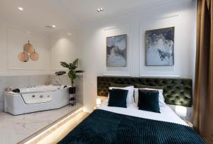 une chambre avec un grand lit et une baignoire dans l'établissement Max Central Apartment, à Belgrade