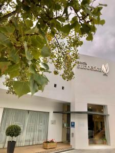 budynek z napisem na boku w obiekcie Hotel Mencia Subbética w mieście Doña Mencía