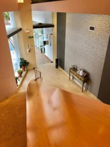 pokój ze stołem i ławką w pokoju w obiekcie Hotel Mencia Subbética w mieście Doña Mencía
