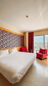 Łóżko lub łóżka w pokoju w obiekcie Hotel Mencia Subbética
