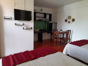 - une chambre avec deux lits et une salle à manger avec une table dans l'établissement Hotel Doña Mary Huatulco, à Santa Cruz Huatulco