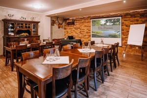 Reštaurácia alebo iné gastronomické zariadenie v ubytovaní Villa Skomanda