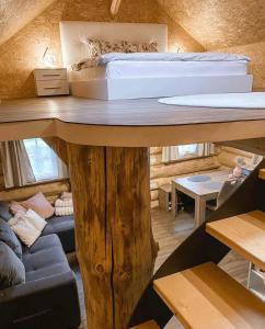 ein Bett auf einem Holztisch in einem Zimmer in der Unterkunft Hiska Ulala in Dob
