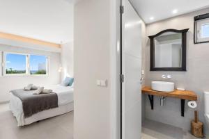 A bed or beds in a room at Villa Binixiqui