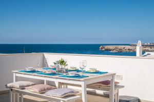 stół na balkonie z widokiem na ocean w obiekcie Villa Binixiqui w mieście Binibeca