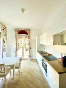 a kitchen and dining room with a table and chairs at Villa Francesca in Spoltore