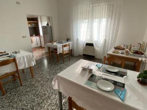 cocina y comedor con mesa y sillas en Cygnus Bed & Breakfast en Lido di Jesolo