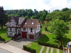 een luchtzicht op een huis met een tuin bij Ferienwohnung Forsthaus in Willingen