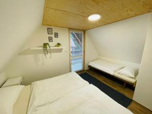 Postel nebo postele na pokoji v ubytování Chatky Lesná