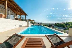 Bazén v ubytovaní Modern Rustic Villa Kate alebo v jeho blízkosti