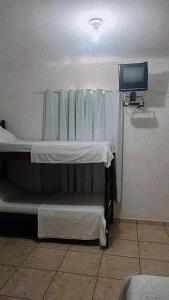 Cama ou camas em um quarto em Pousada Aquarela