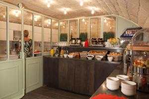 Gallery image of H&ocirc;tel des 3 Poussins in Paris