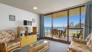 - un salon avec vue sur l'océan dans l'établissement 15 Beachpark Apartments, à Port Macquarie
