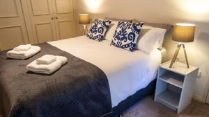 1 dormitorio con 1 cama grande y toallas. en Perfectly Positioned Beachfront Apartment - Unit 6 en Port Macquarie