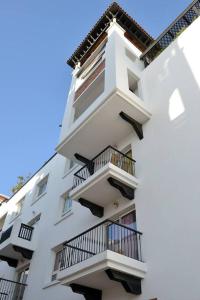 - un bâtiment blanc avec des balcons sur le côté dans l'établissement Lovely Marina Flat, à Agadir