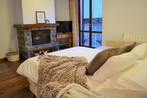 Llit o llits en una habitació de Apartament acollidor amb una gran llar de foc by RURAL D'ÀNEU