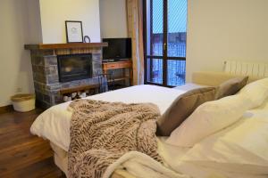 Postel nebo postele na pokoji v ubytování Apartament acollidor amb una gran llar de foc by RURAL D'ÀNEU